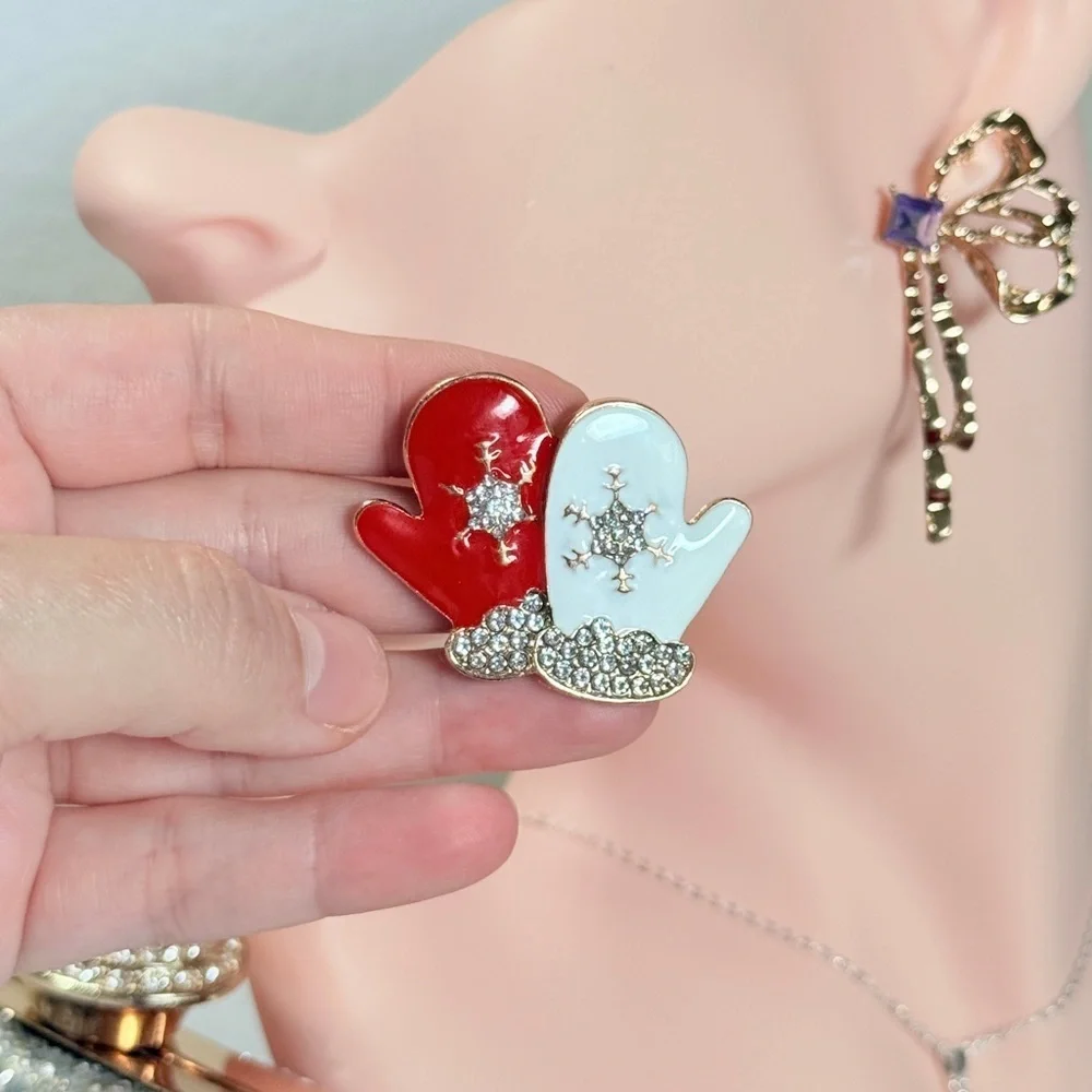 🎄 Red and White Mitten Brooch with Crystals - Picture 6 of 6